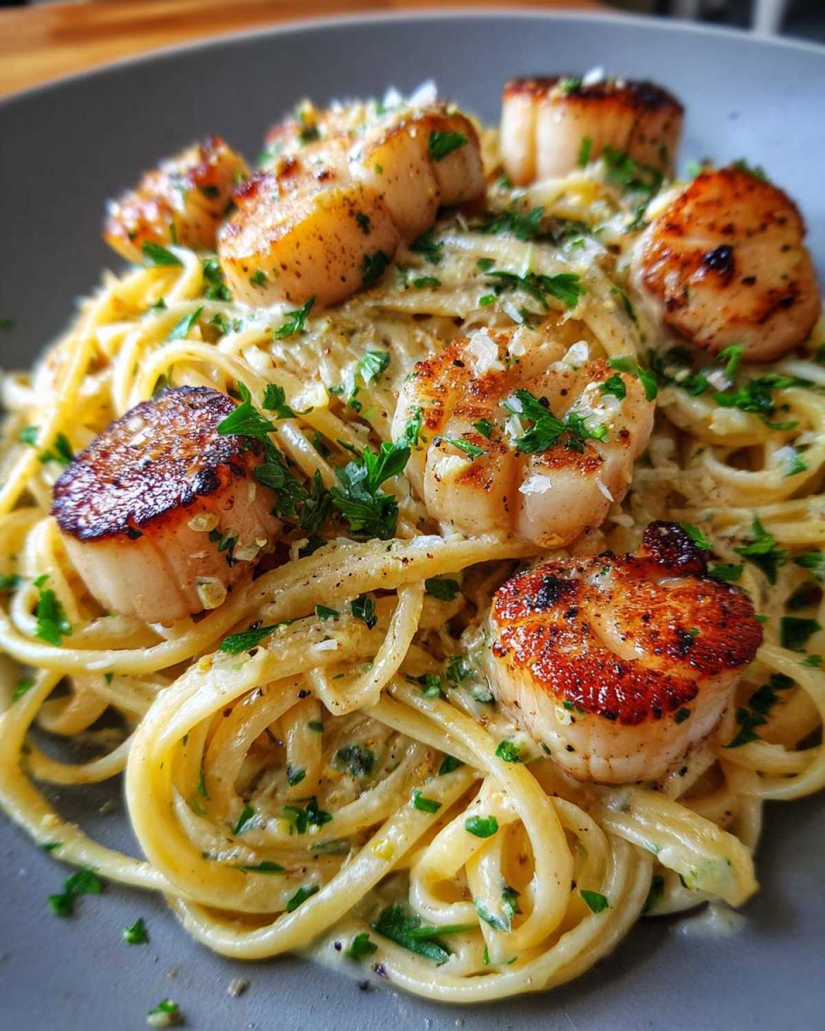 Creamy Garlic Scallop Linguine - detail 3